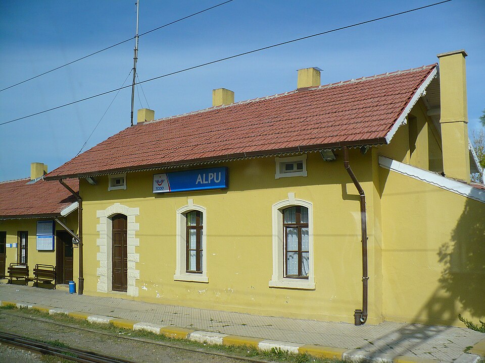 Fayl:Alpu Train Station.JPG