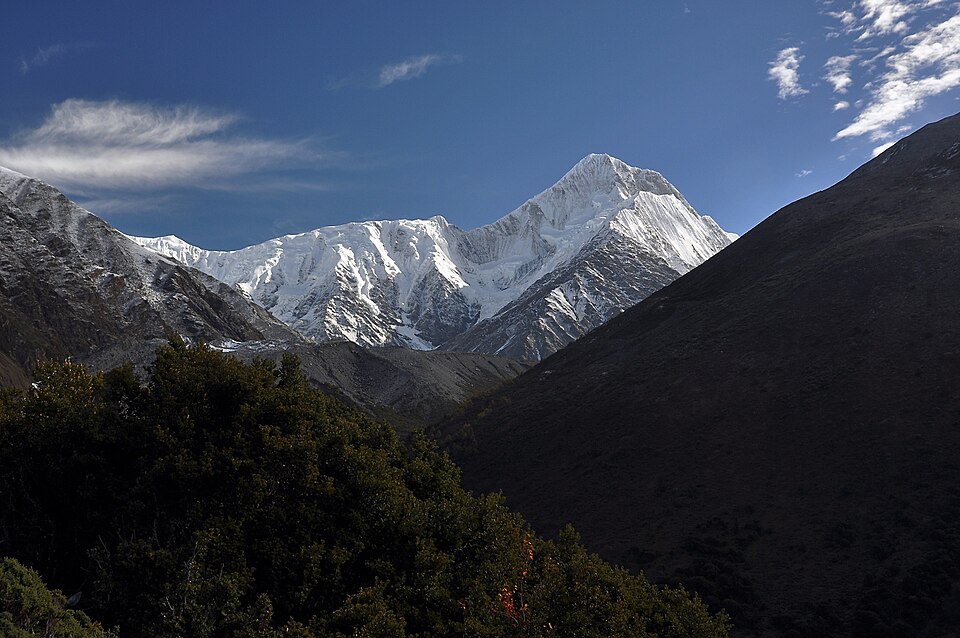 Fayl:Minya Konka Northwest Ridge.JPG