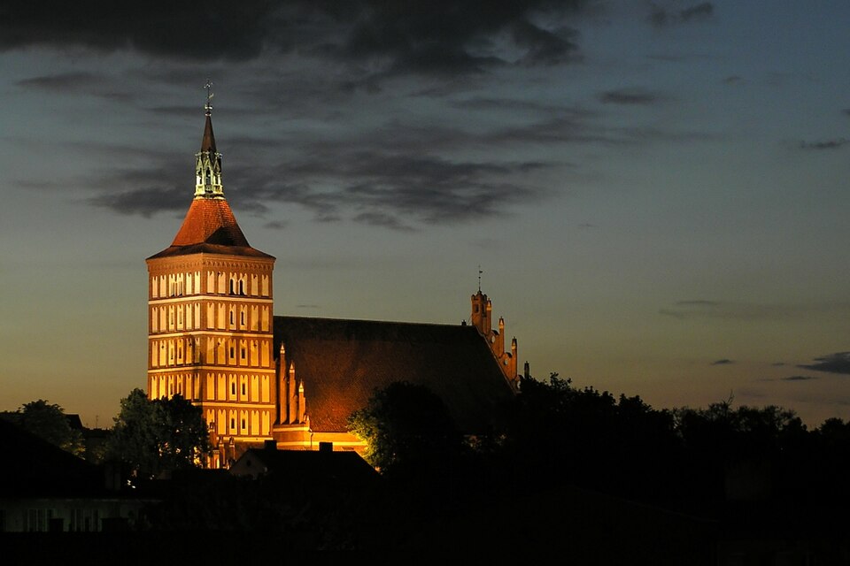 Fayl:Olsztyn Katedra noc.jpg