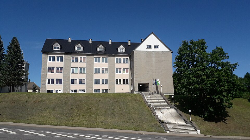 Fayl:Põlva County administration building.jpg