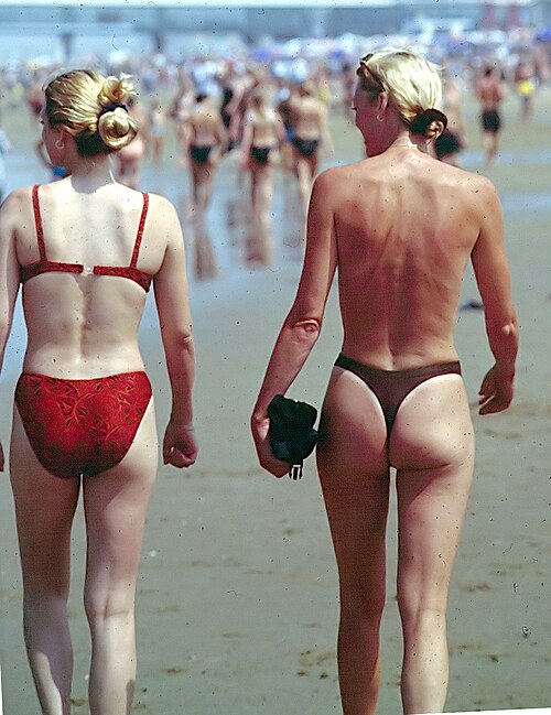 Fayl:Bikini girls Holland beach 1999.jpg