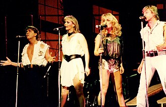 Bucks Fizz 1984-yilda chiqish qilmoqda