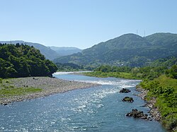 Toyama prefekturasidagi Jinzū daryosi