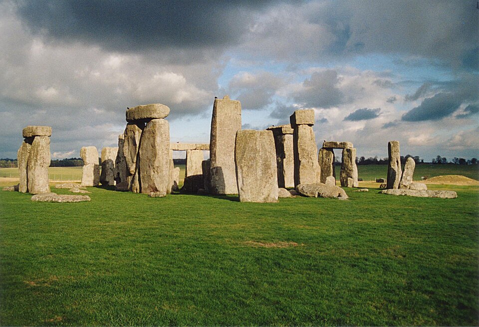 Fayl:Stonehenge back wide.jpg