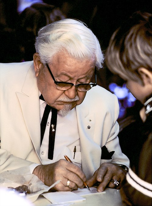 Fayl:Colonel Harland Sanders in character.jpg