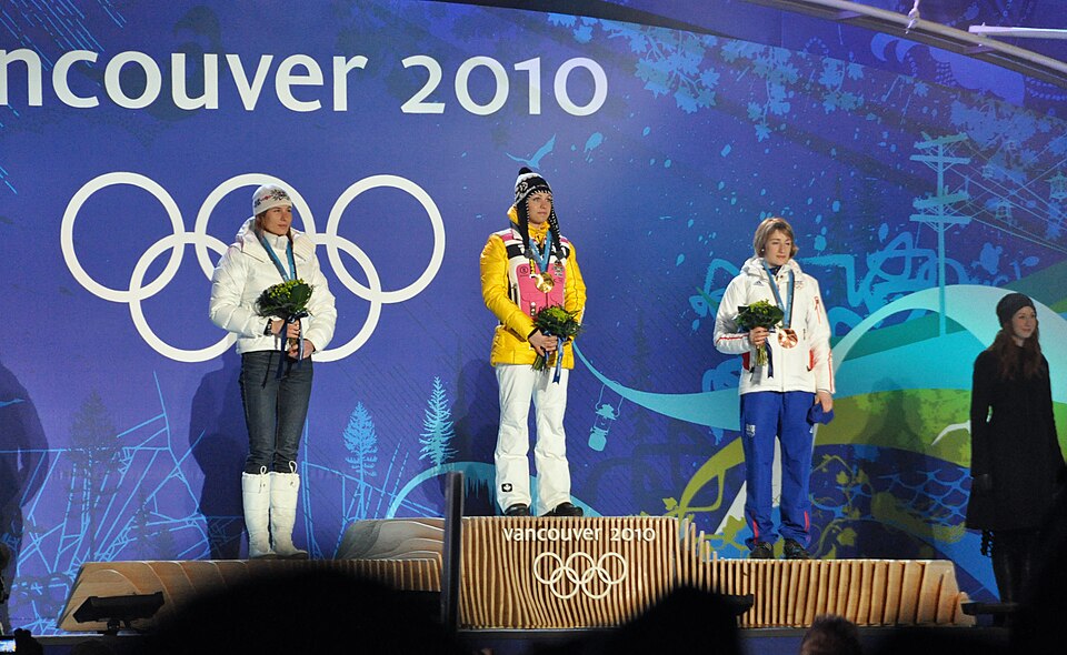 Fayl:Neuner-Vancouver-MedalCeremony.jpg