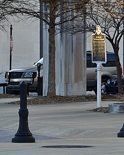 Roza Parks avtobusga chiqqan Dekster va Montgomeri koʻklarida joylashgan "Avtobus bekati" deb nomlangan lavha unga va Montgomeridagi avtobus boykotining muvaffaqiyatiga hurmat bagʻishlaydi.