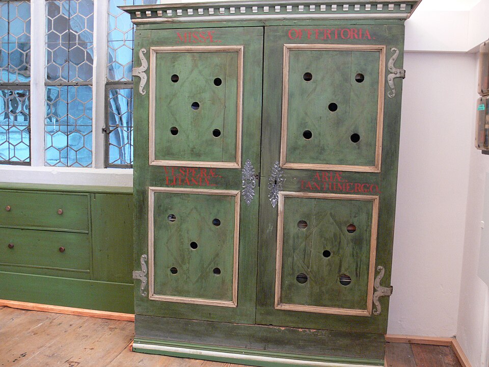 Fayl:Salemer Münster Musikerzimmer Notenschrank.jpg
