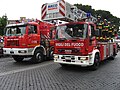 Chapda Astra krani va oʻngda Magirus aylanuvchi zinapoyasi boʻlgan Italiya yongʻinga qarshi xizmati mashinalari, Rimdagi armiya paradi, 2006-yil 2-iyun.