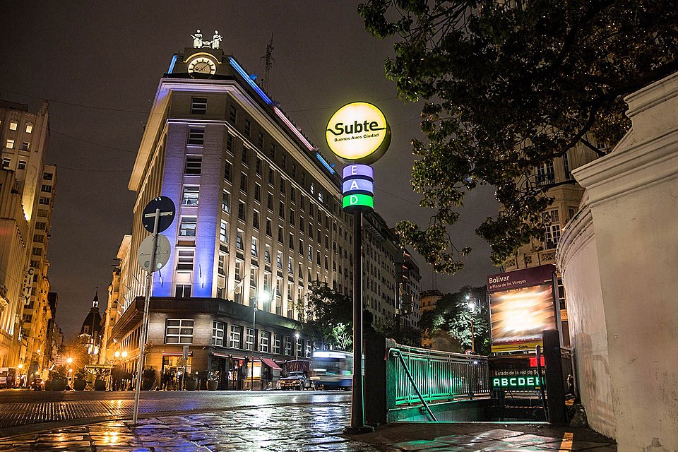 Fayl:Bolivar de noche.jpg