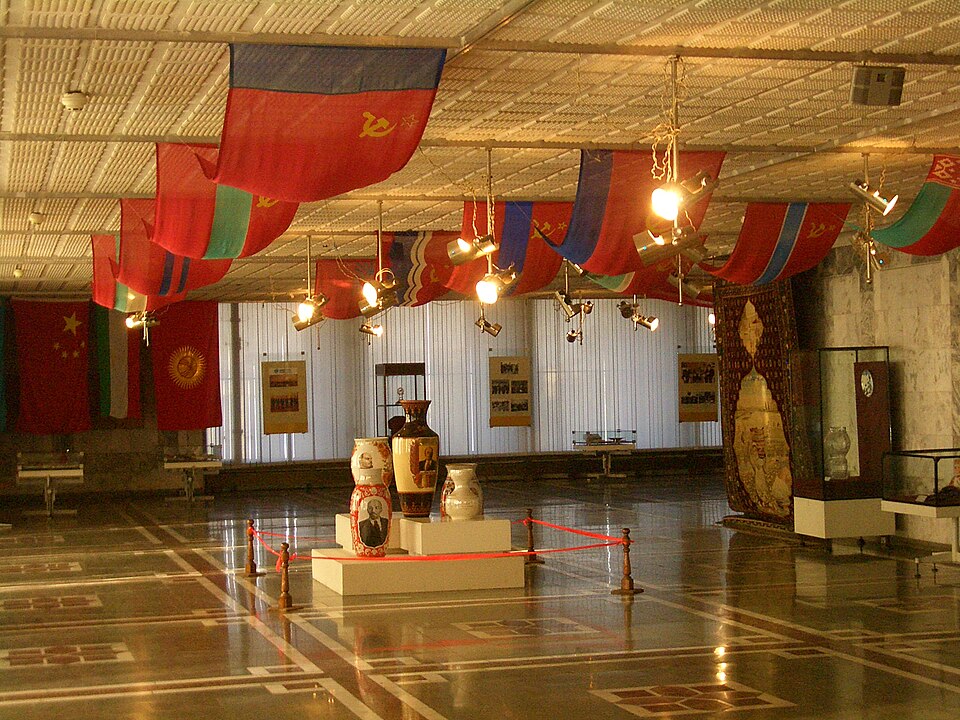 Fayl:E7901-Bishkek-museum-Lenin-carpet.jpg