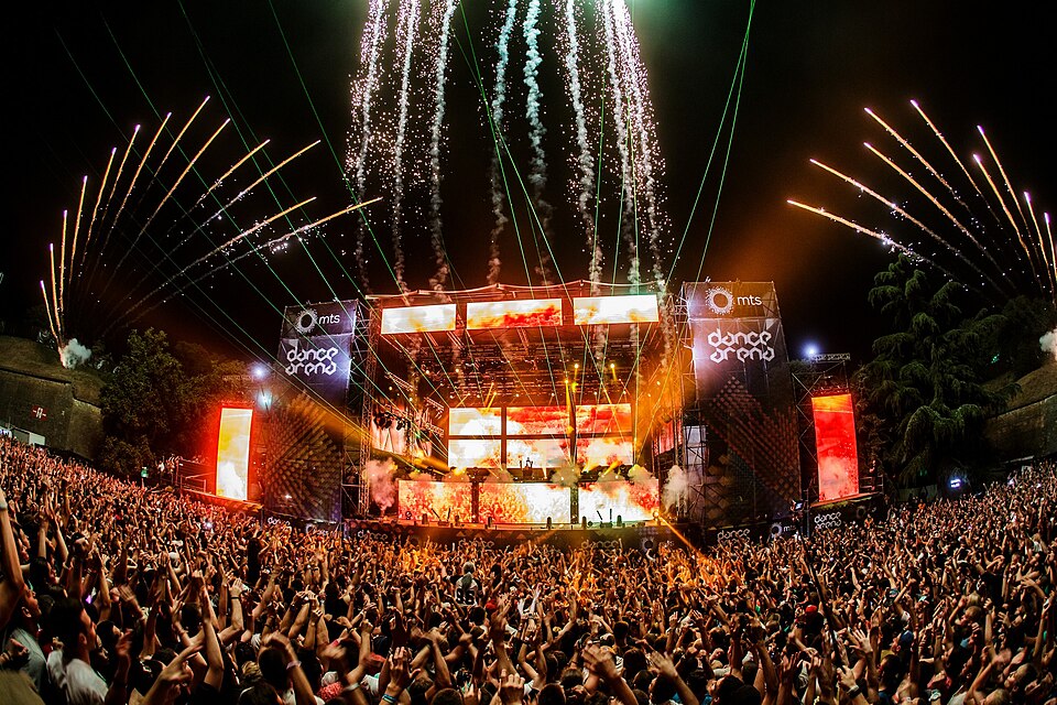 Fayl:Martin Garrix, Dance Arena, 2015.jpg