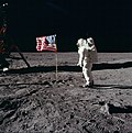 AQSh bayrogʻi va fazogir Buzz Aldrin Oy yuzasida.