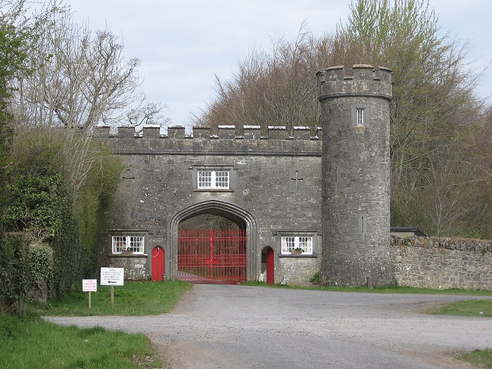 Fayl:GateLodge TullynallyCastle CastlepollardIreland.JPG