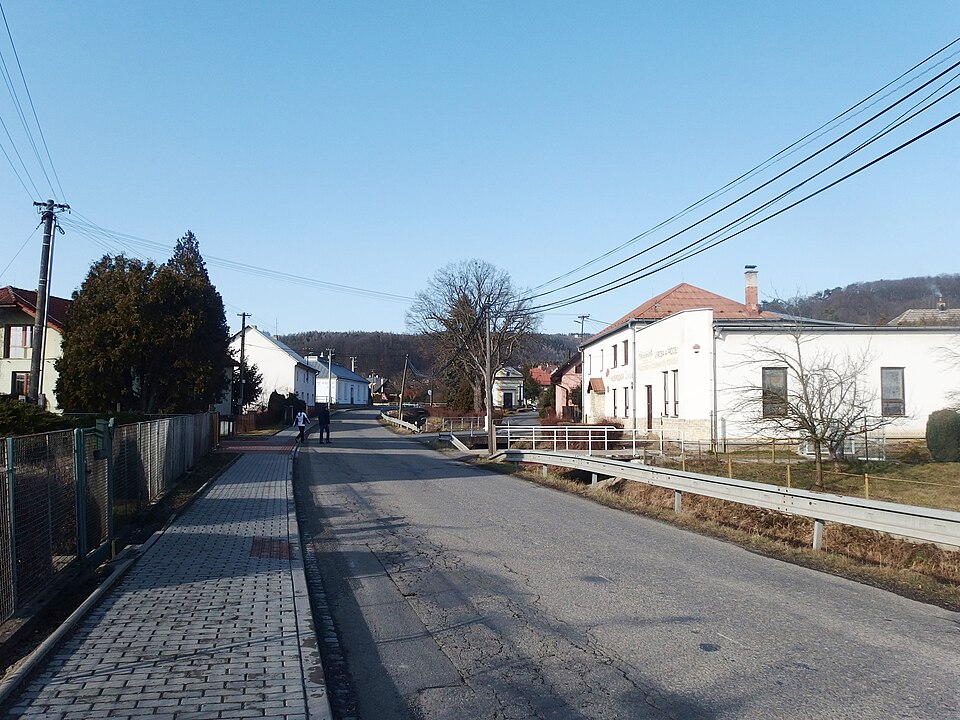 Fayl:Lukoveček, střed.jpg