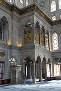 Namoz oʻqish zalidagi galereya, yuqori qismida Hünkâr Mahfili (sultonning lojasi) bilan