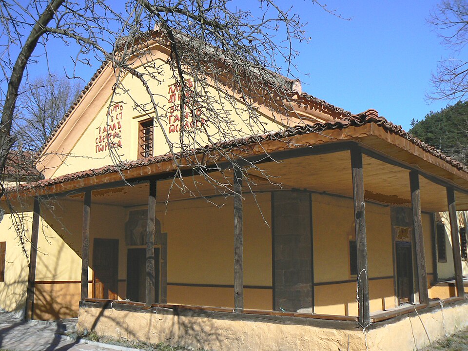 Fayl:Petrich-village-Bulgaria-church.jpg