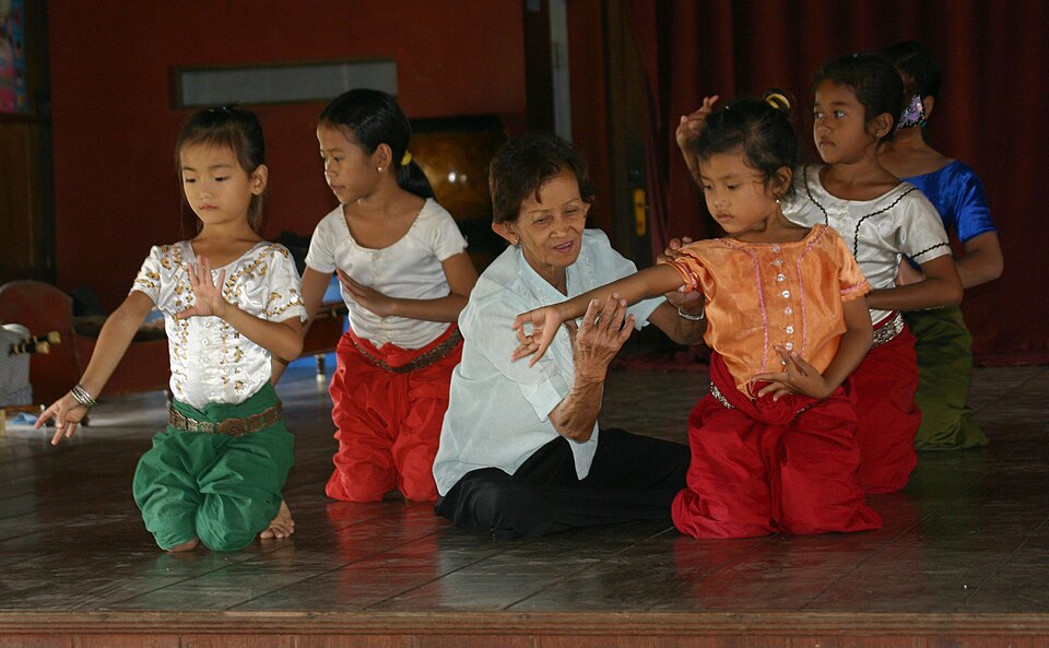 Fayl:Phnom Penh-Tanzschule-04-2007-gje.jpg