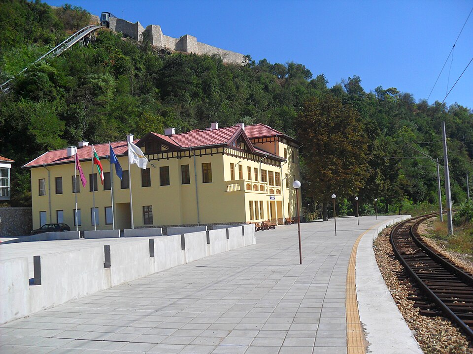 Fayl:Rail Station Trapezitsa,Veliko Tarnovo.jpg