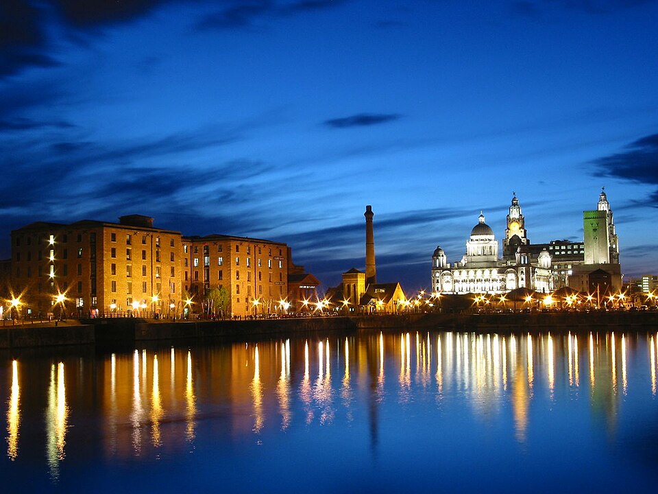 Fayl:Albert dock at night.jpg