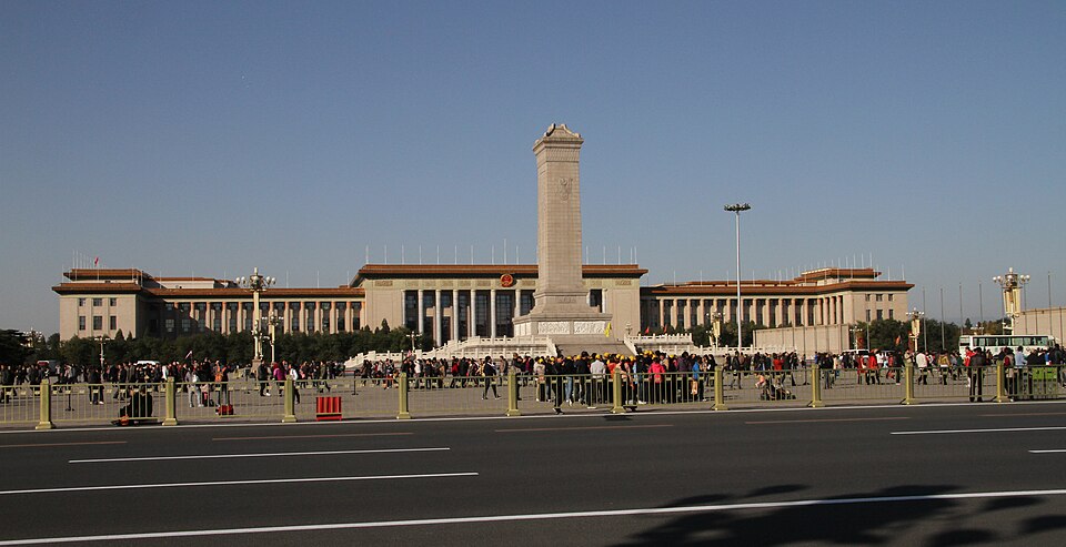 Fayl:Beijing-Tiananmen-12-Stele der Volkshelden-Volkskongress-gje.jpg