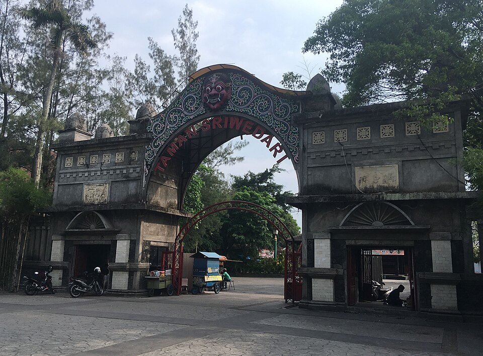 Fayl:Gate of Sriwedari Park.jpg