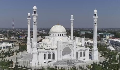 Musulmonlar faxri masjidining peshtoqi. Checheniston