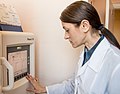 Laboratoriya xodimi avtomatlashtirilgan analizator ekranida koʻrsatilgan natijalarni koʻrib chiqmoqda.