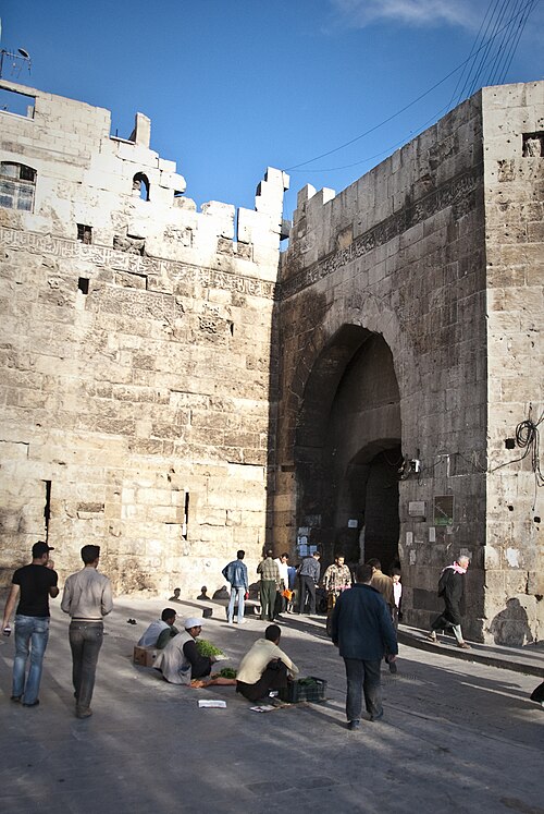 Fayl:Antioch gate in Aleppo walls.jpg