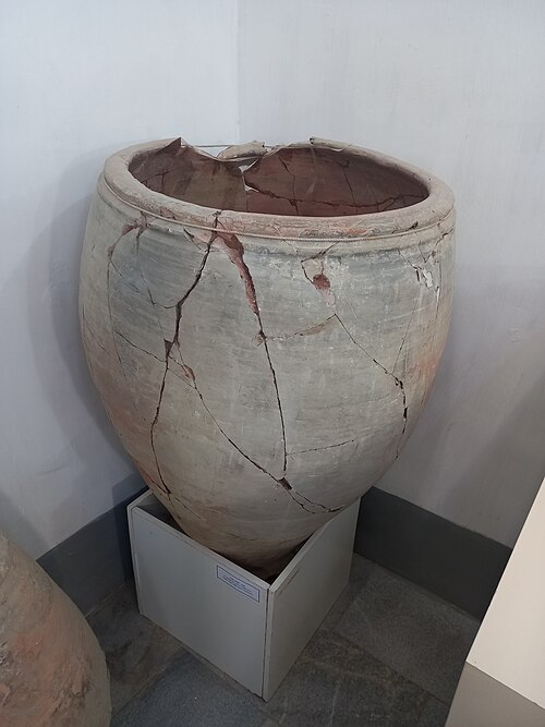 Fayl:Burquttepadan topilgan xum.jpg