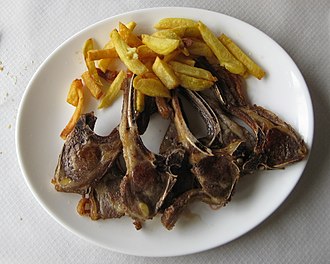 Asturiyadagi sut bilan boqilgan qoʻzichoq chuletillalari