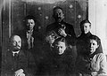 Vladimir Lenin oilasi bilan Kremldagi kvartirasida. oʻtirgan: Vladimir Lenin, Nadejda Krupskaya, Anna Ilyinichna Yelizarova-Ulyanova. turgan: Maria Ilyinichna Ulyanova, Dmitry Ilyich Ulyanov, Georgiy Yakovlevich Lozgachev. Moskva 1920-yil