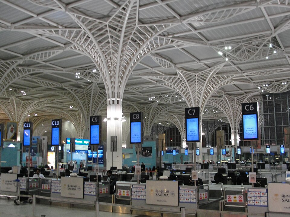 Fayl:Madinah airport interior.jpg