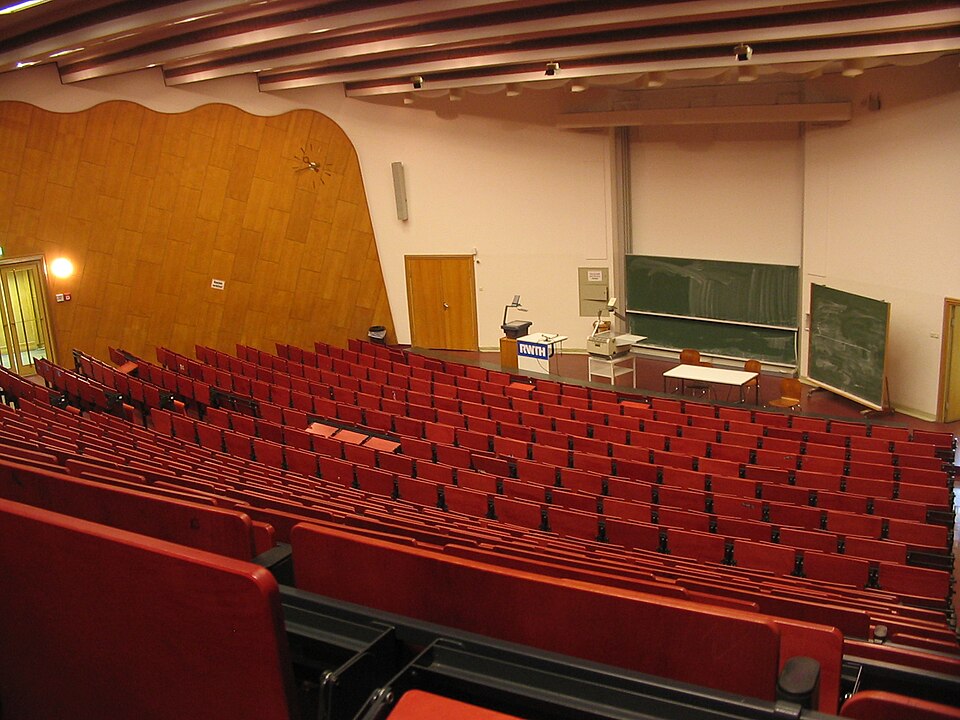 Fayl:RWTH Roter Hoersaal.JPG