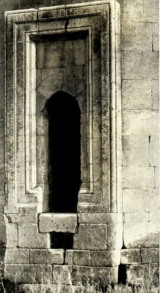 Fayl:Aşağı Veysəlli türbəsinin girişi.jpg
