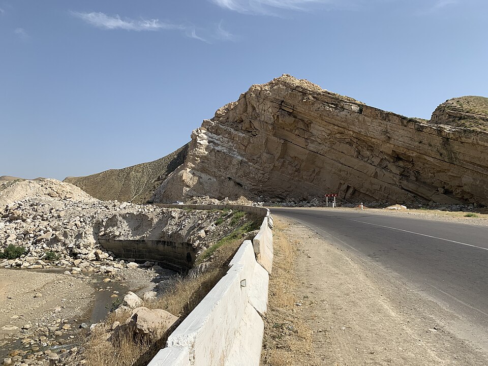 Fayl:Akkapchigay river and R-105 road.jpg