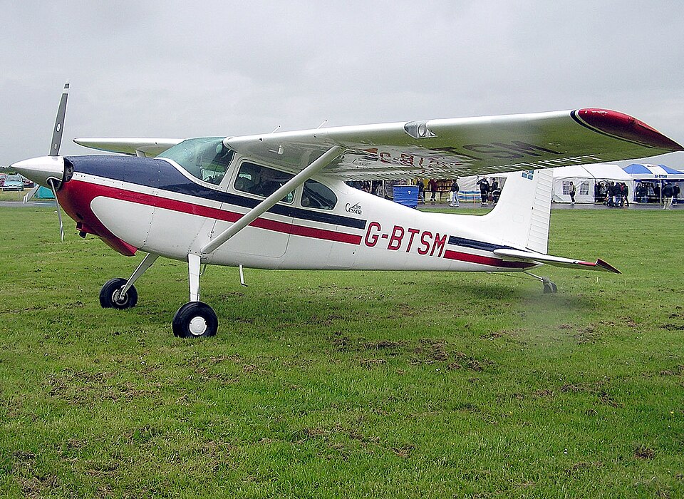 Fayl:Cessna.180a.g-btsm.arp.jpg