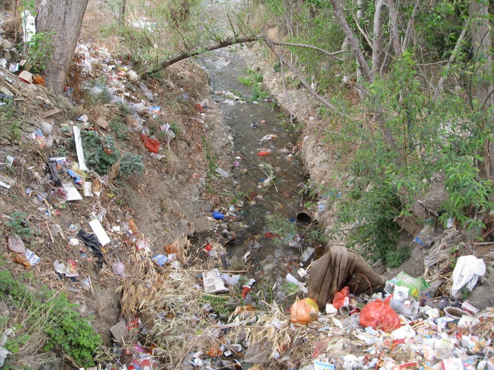 Fayl:Creek Water Pollution.jpg