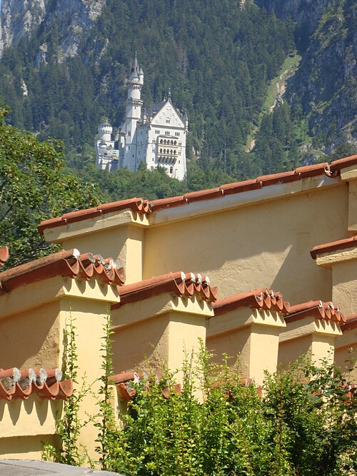 Fayl:Hohenschwangau, ext, 06 sfondo neuschwanstein.JPG