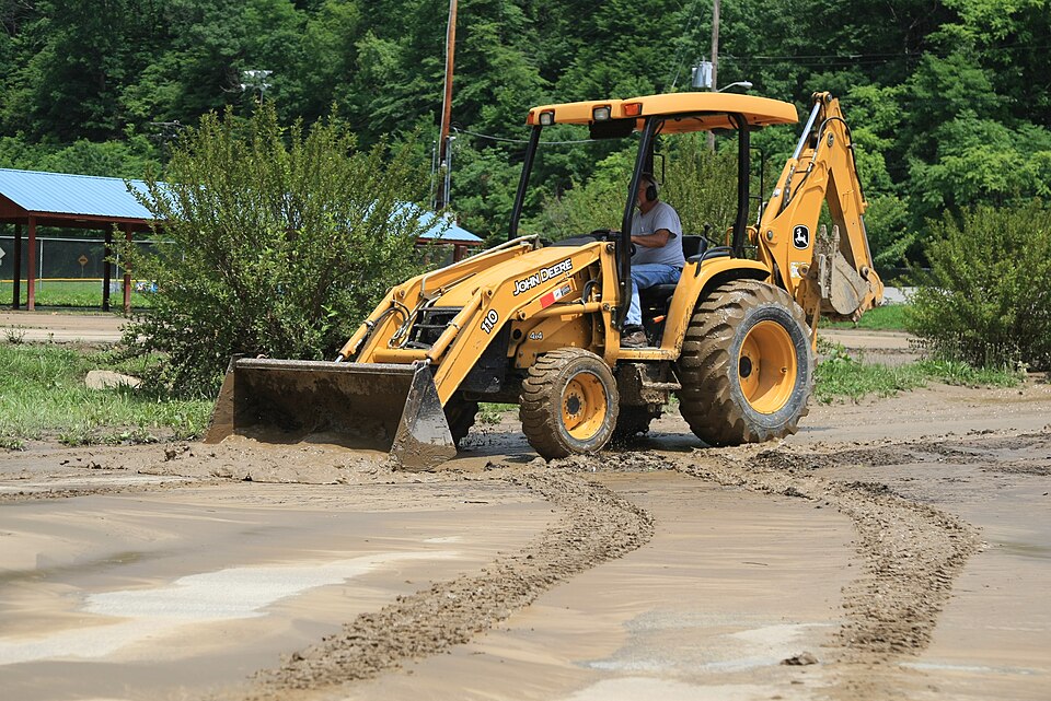 Fayl:John Deere 110 Backhoe.jpg