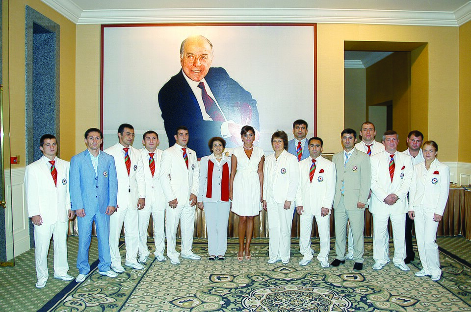 Fayl:Mehriban Əliyeva olimpiyaçılarla birlikdə.JPG