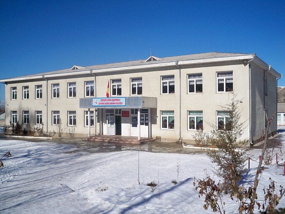 Fayl:Toktogul Secondary School.JPG