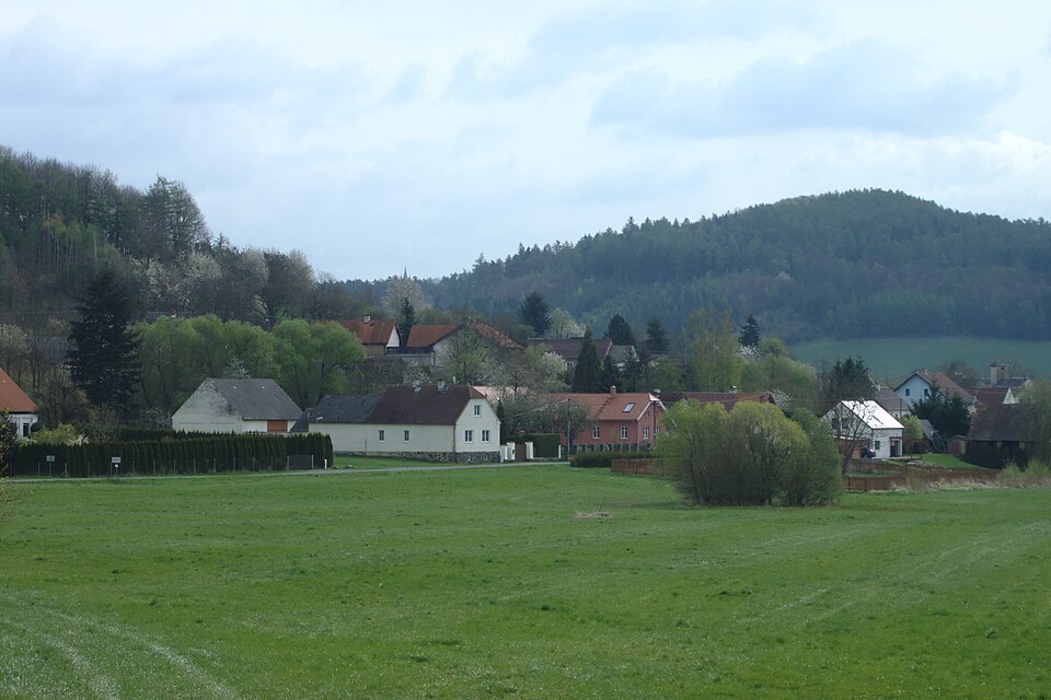 Fayl:Únějovice, vesnice od západu.jpg