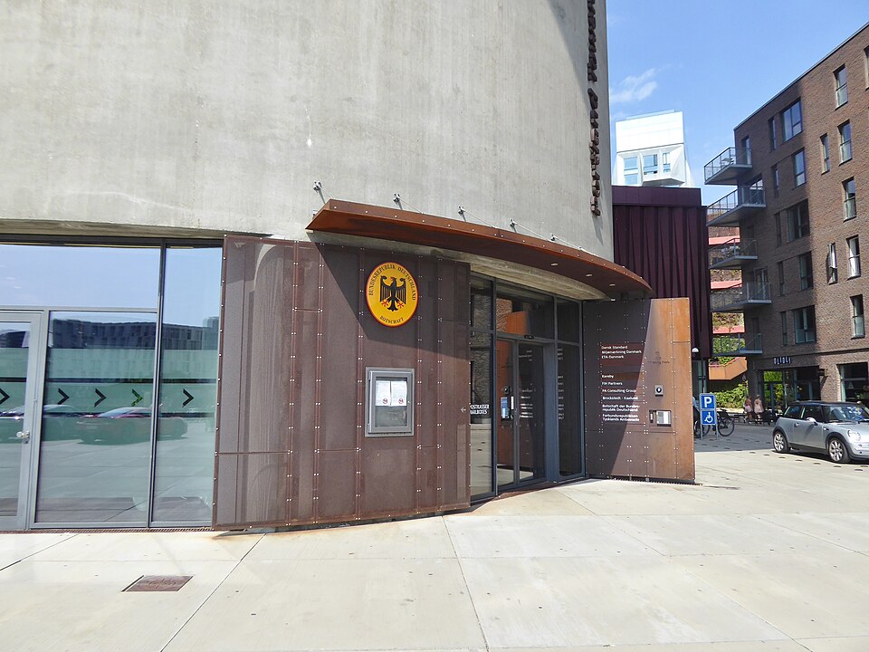 Fayl:Entrance of Portland Towers.jpg