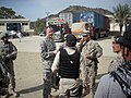 82-qo‘shma ishchi guruh Askarlar va logistika bo‘linmalari Torxam chegara o‘tish joyida CENTCOM joylashtirish va taqsimlash operatsiyalari markazi direktori, AQSH Harbiy-havo kuchlari mayori bilan yurish qilmoqda. Gen. Robert MakMahon, 2010-yil 25-mart, Torxam chegarasi, Afg‘oniston tomoni.