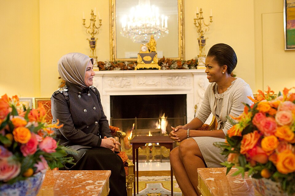 Fayl:Michelle Obama and Emine Erdogan.jpg