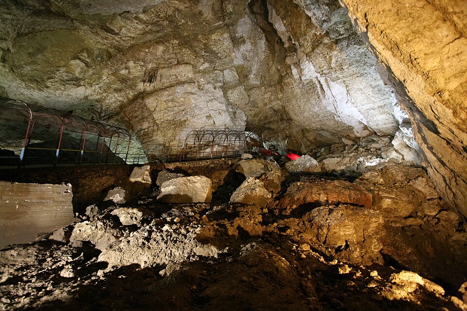 Fayl:New Athos cave (3337826345).jpg