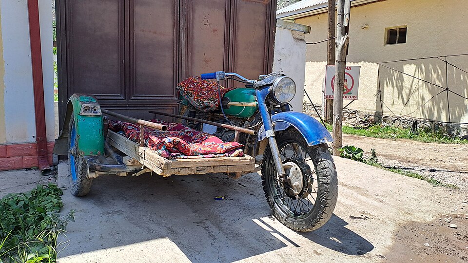 Fayl:Ural with modified sidecar.jpg