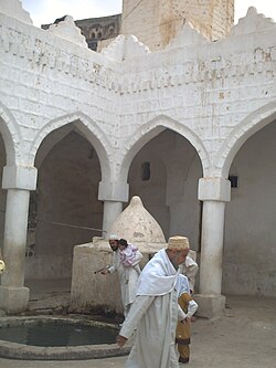 Masjidda uzluksiz suv oqimi