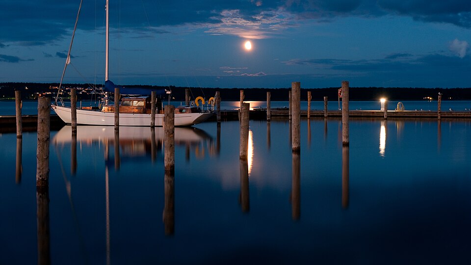 Fayl:Harbour in Mariehamn, Aland 16b9.jpg